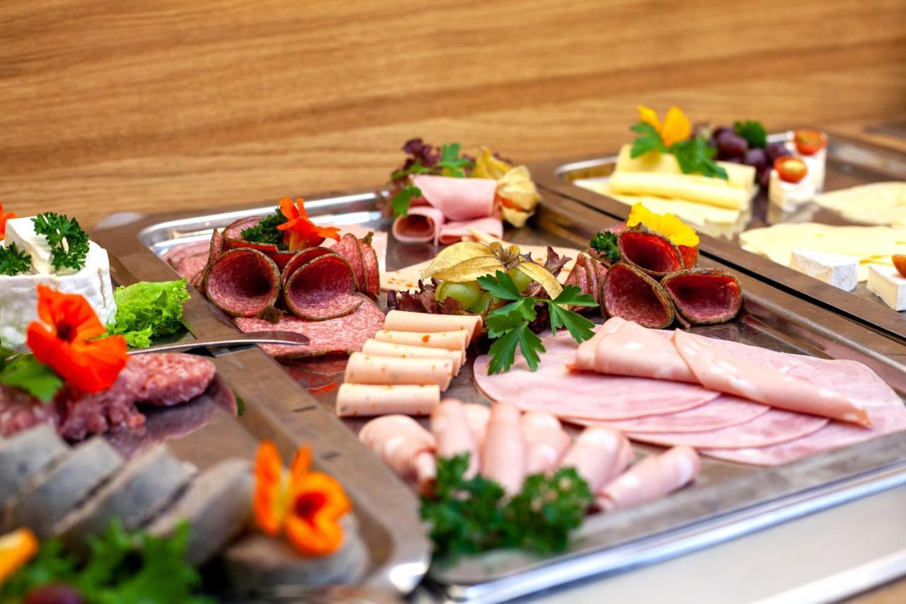 Seehotel Zum Loewen Strasen ภายนอก รูปภาพ