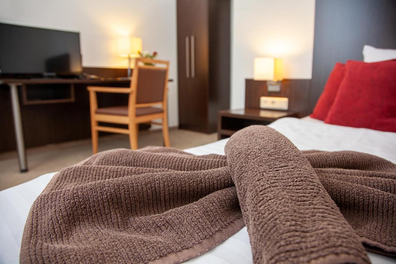 Seehotel Zum Loewen Strasen ภายนอก รูปภาพ
